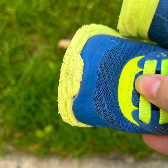 FREE ADD ON🛍️ Garanimals Blue and green elastic and Velcro sneakers Size 3c - Picture 6 of 9